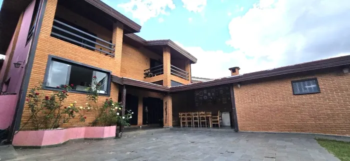 CASA COM 4 QUARTOS E QUINTAL GARAMADO, 480M2, NO JARDIM DOS PINHEIROS EM ATIBAIA SP