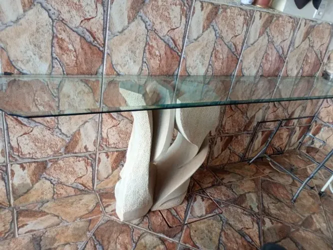 Aparador em vidro temperado com suporte  pedra sabão