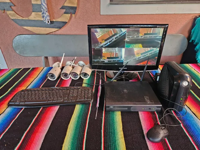 Kit vigilância (4 câmeras HD WIFI, dvr 500 gigas, monitor, estabilizador, teclado e mouse)