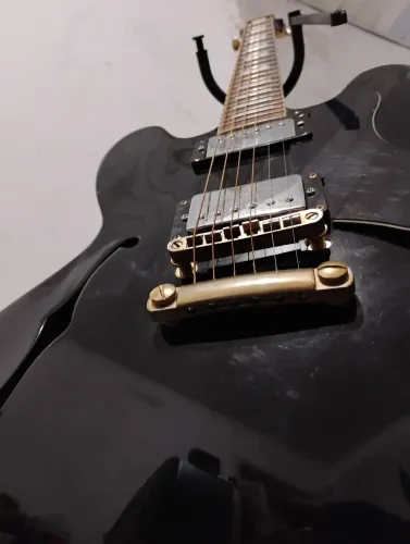 Guitarra semi acústica