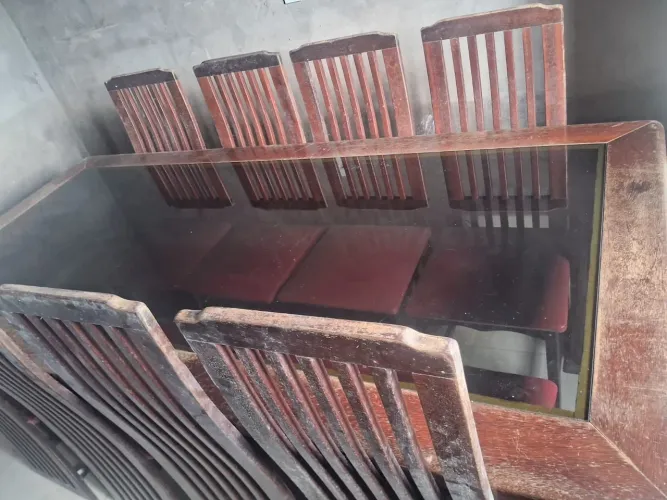 MESA GRANDE DE MADEIRA COM VIDRO FUMÊ + 08 CADEIRAS