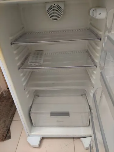 Vende-se geladeira Continental 490 litros. Bom estado de conservação. 900 reais.