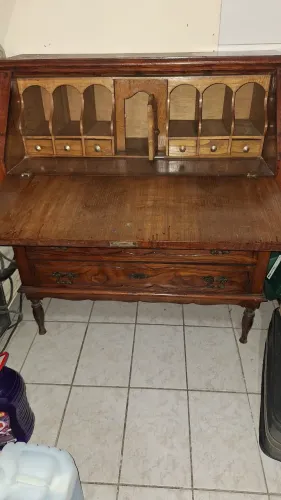 cômoda papeleira (ou escrivaninha com tampo reclinável e escaninhos internos).