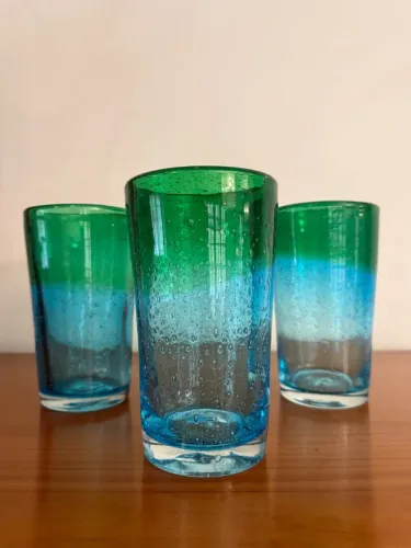 conjunto de 3 copos de vidro artesanal bicolor