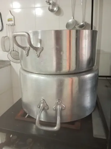 2 panelas grande de cozinha industrial retirar no José Pereira 