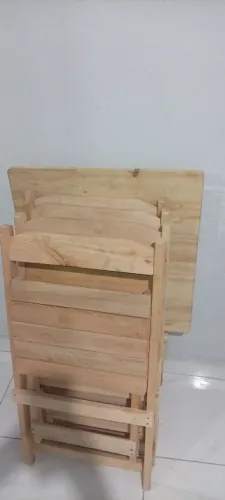 Conjunto de mesa e cadeiras (madeira) adaptáveis e dobráveis
