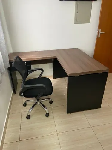 Conjunto escritório mesa L e cadeira executiva giratória 