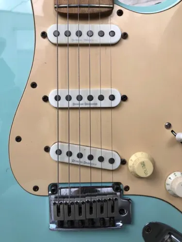 Guitarra Fender Squier Deluxe + Capa Simples.