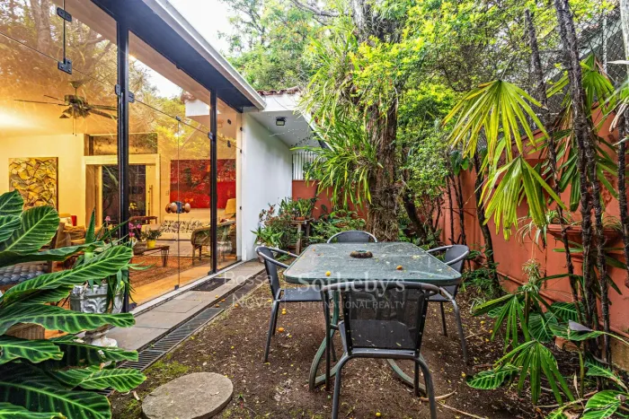 Casa térrea com jardim e edícula, próxima ao Parque Villa Lobos e Praça Pan Americana