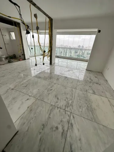 Mármore em mesa, piso, bordas piscina, lavatórios e toda e qualquer peça direto da jazida