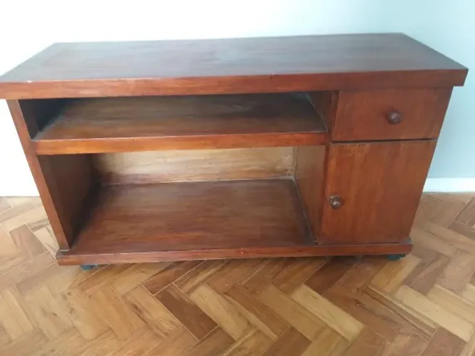 Vendo rack de madeira semi novo com rodinhas