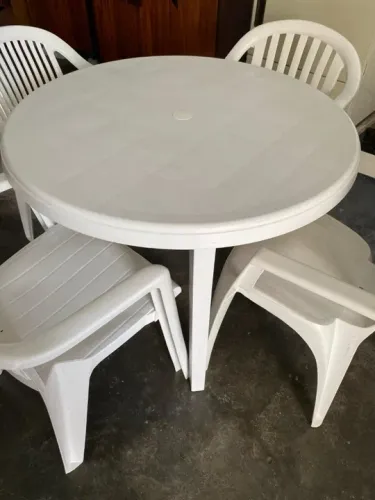 MESA COM 4 CADEIRAS DESING TOK STOK