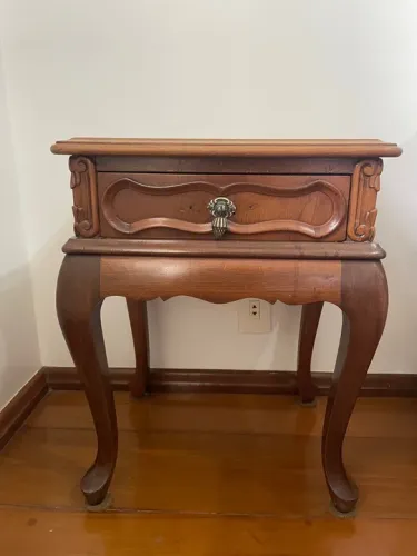 Criado mudo de madeira 