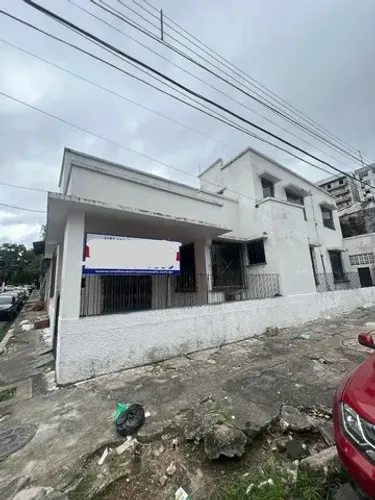 Casa comercial, 200m², salão grande e garagem no Reduto.