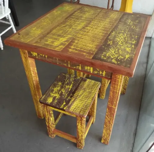 mesa com 2 banquetas em madeira de demolição , fabricamos sob medida