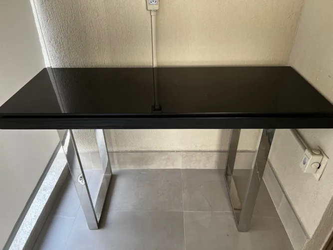 Aparador inox tampo vidro preto em madeira