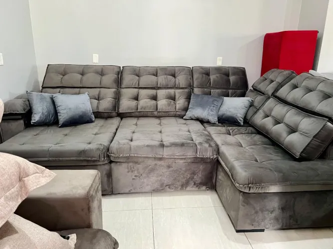 Estofado maravilhoso com porta copos retrátil e kit USB grandão com chaise