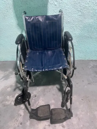 Cadeira de rodas reforçada semi nova