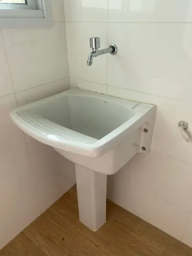1. Coluna para tanque branca em cerâmica e 2. lustres espelhados