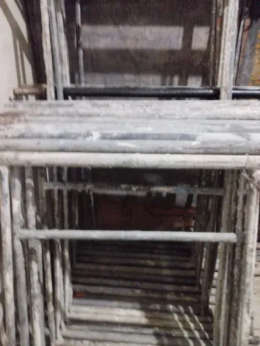 Locação de andaimes escoras tábuas r$5,00 barrotes betoneira e etc 