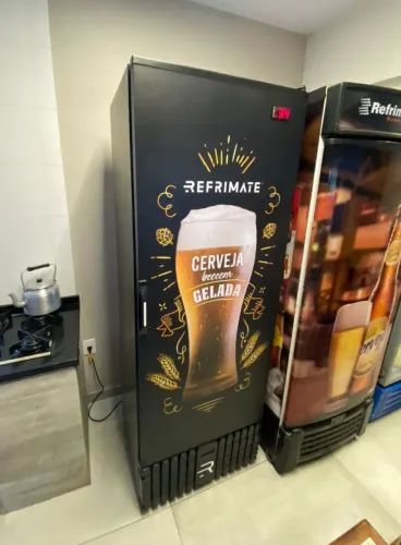 Cervejeira 570L porta sólida Refrimate - Marcos