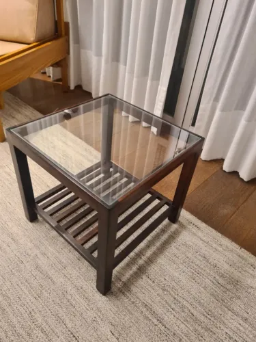 Mesa lateral com estrutura em jacarandá e tampo de vidro