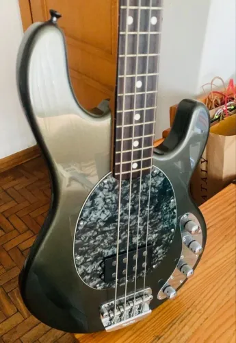 Baixo ErnieBall MusicMan StingRay