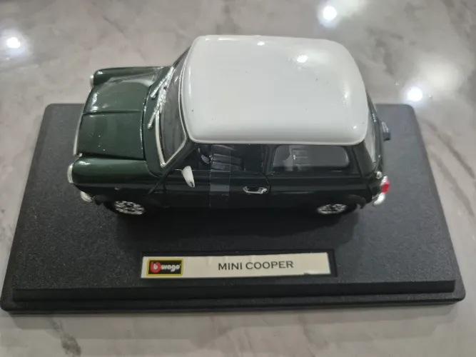 Miniatura Mini Cooper Burago 1:24 na caixa