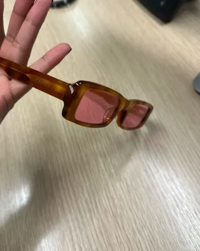 ? VENDO ÓCULOS DA RIHANNA ?