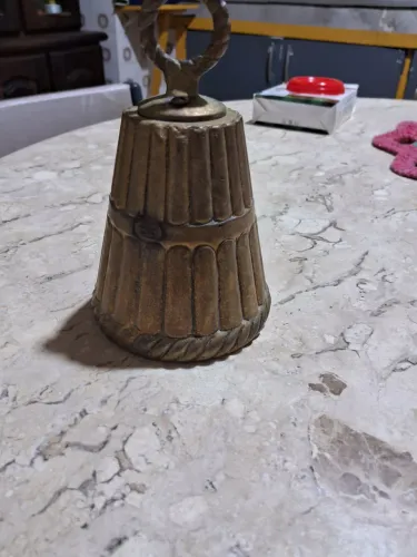 Sino decorativo de bronze, 0,740 kg , 9 X 15 cm
