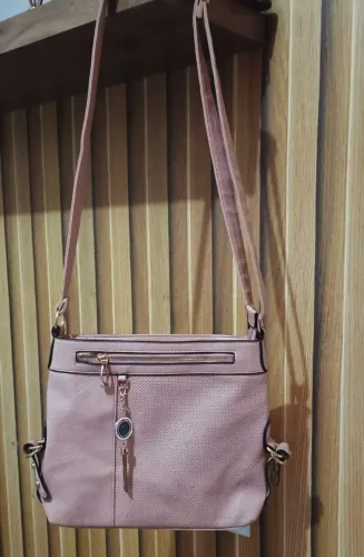 Bolsa de ombro feminina rosa,pode ser usada transversal tbm,super espaçosa