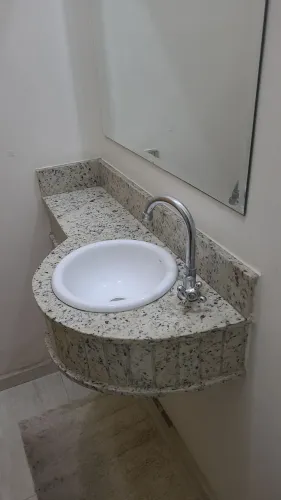 Pia em granito com torneira