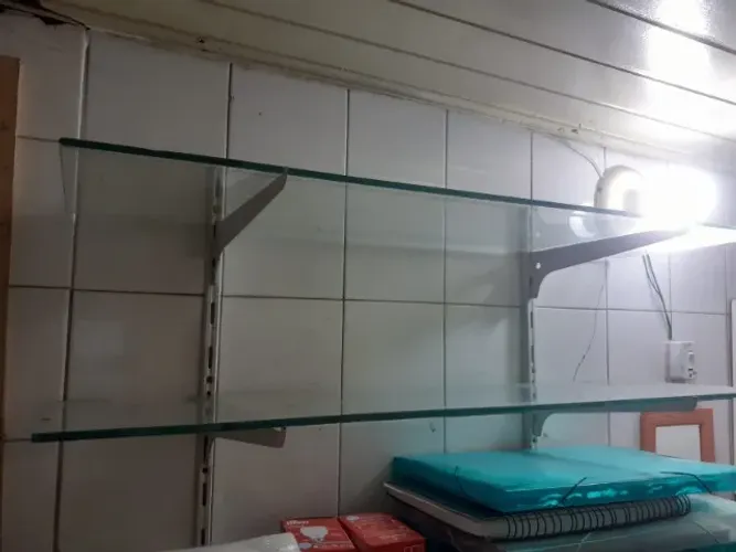 Prateleira De Ferro E Vidro Para Comércio Expositor