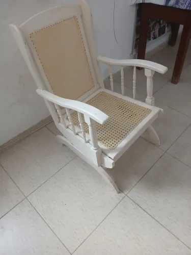 CADEIRA DE BALOIÇO ANTIGA EM MEDEIRA MACISSA COM FORRO DE CORDA MARÍTIMA.