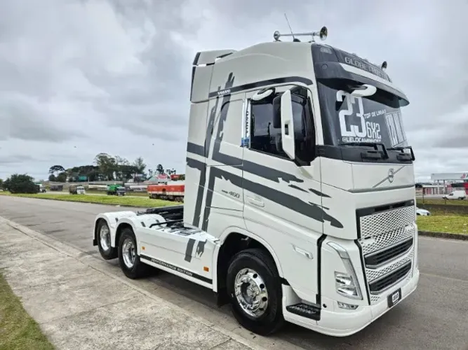 Volvo FH 460 6x2 Globetrotter Ano 23 Teto Alto Aut Mola Baixo km 120 mil km com geladeira 