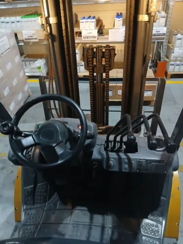 Empilhadeira Komatsu FG25 T16 - ano 2014 semi nova