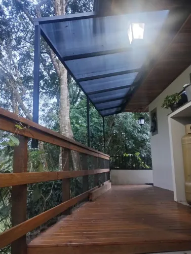 Cobertura alto padrão em policarbonato alveolar 6mm