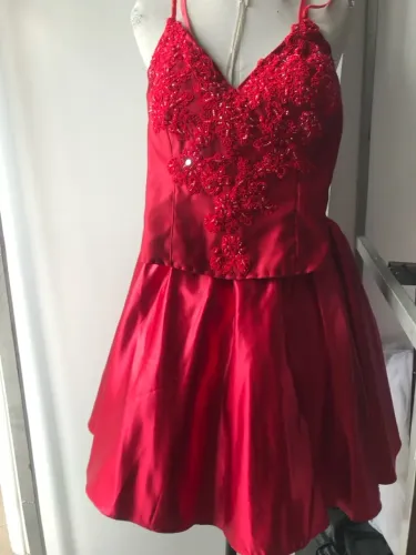 Vestido Vermelho de Festa com Detalhes Bordados