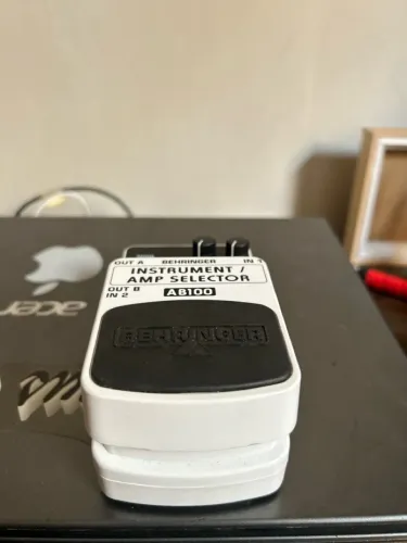 Pedal Seletor de Instrumentos Behringer AB100