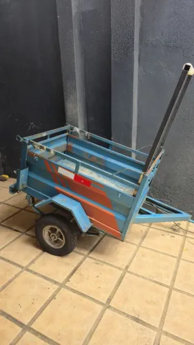 Vendo carretinha emplacada pra moto