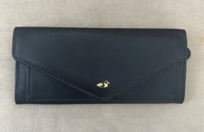 Carteira de Couro Elegante com Detalhe Dourado