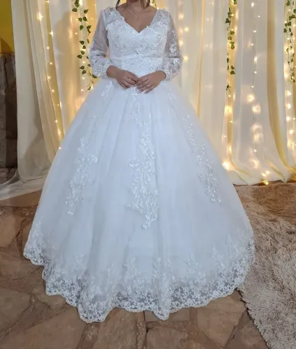 Vestido de noiva elegante com mangas longas