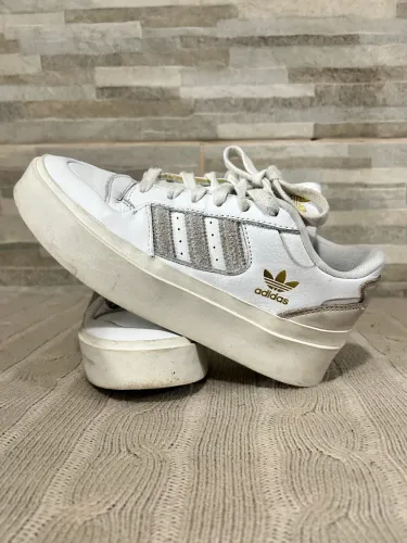 Tênis casual branco Adidas 35