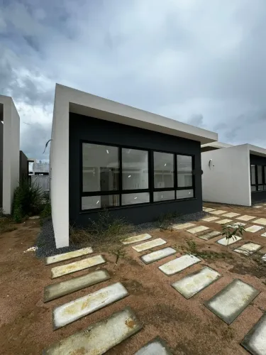 Vendo casa de 3/4 sendo uma suíte no condomínio Mangata