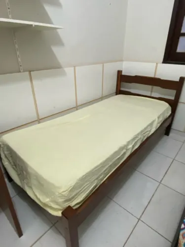 Cama de solteiro em madeira