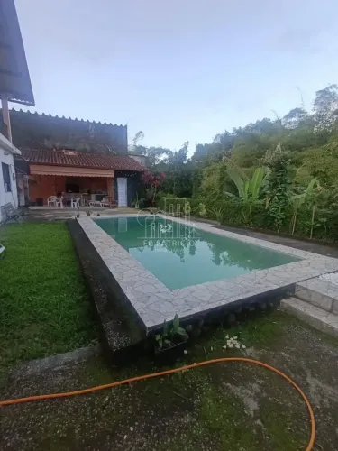 IMPONENTE CASA COM 3 SUÍTES, PISCINA E 270m² NA QUINTA MARIANA GUAPIMIRIM