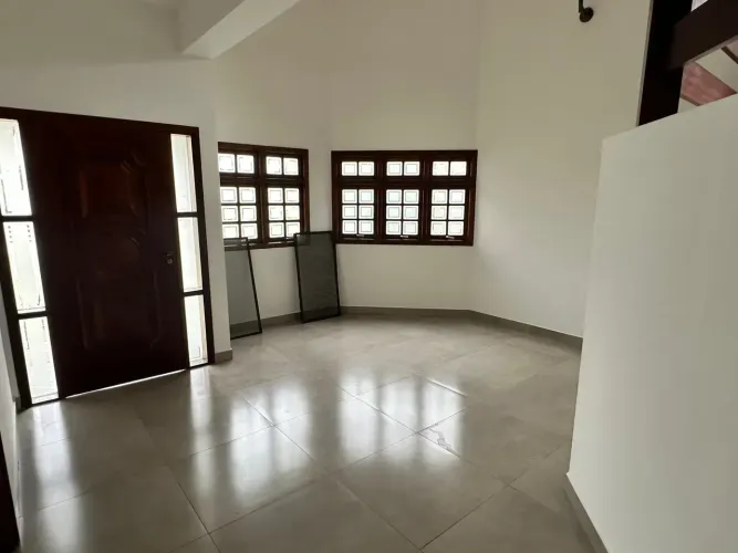 Imóvel para aluguel possui 400 metros quadrados com 4 quartos