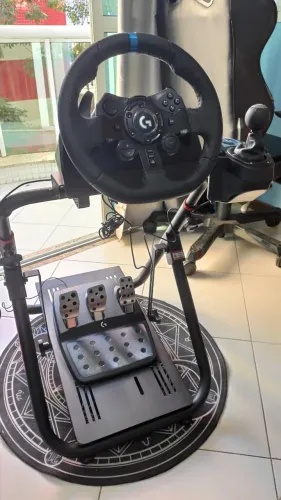 Cockpit com volante Logitech G23 e cambio manual