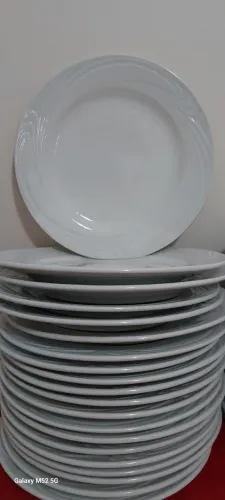 60 pratos rasos brancos Schmidt 10 cada= 600 e de sobremesa100,cada um 5 reais = 500.