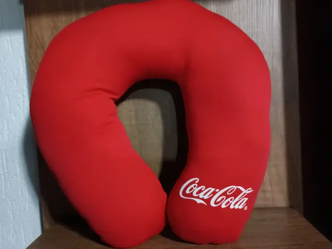 Almofada para viagem coca cola usada na condição